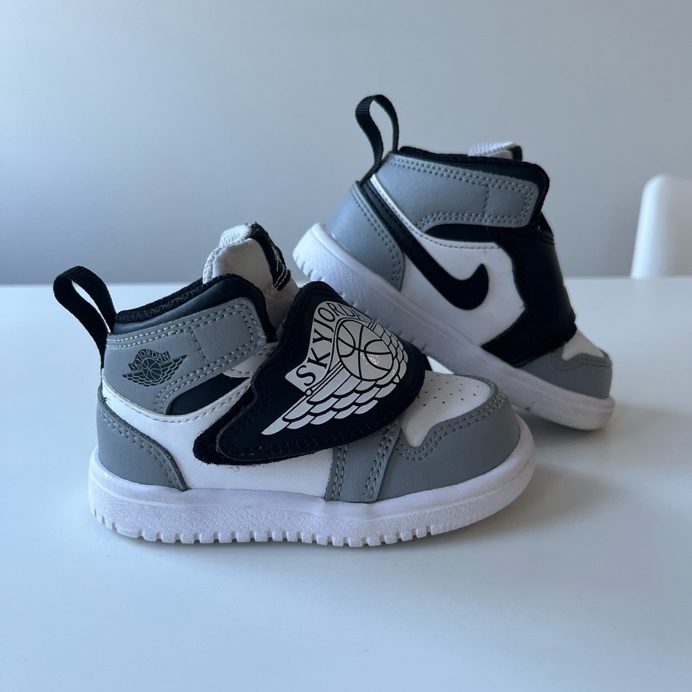 Toddler Nike Sky Jordan 1 Sneakers Size 5